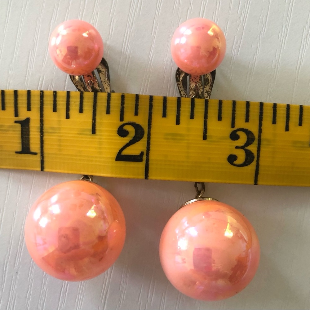 VTG 1960s drop earrings, XLG opalescent peach Pearl on chain clip on Lightweight - Picture 8 of 9